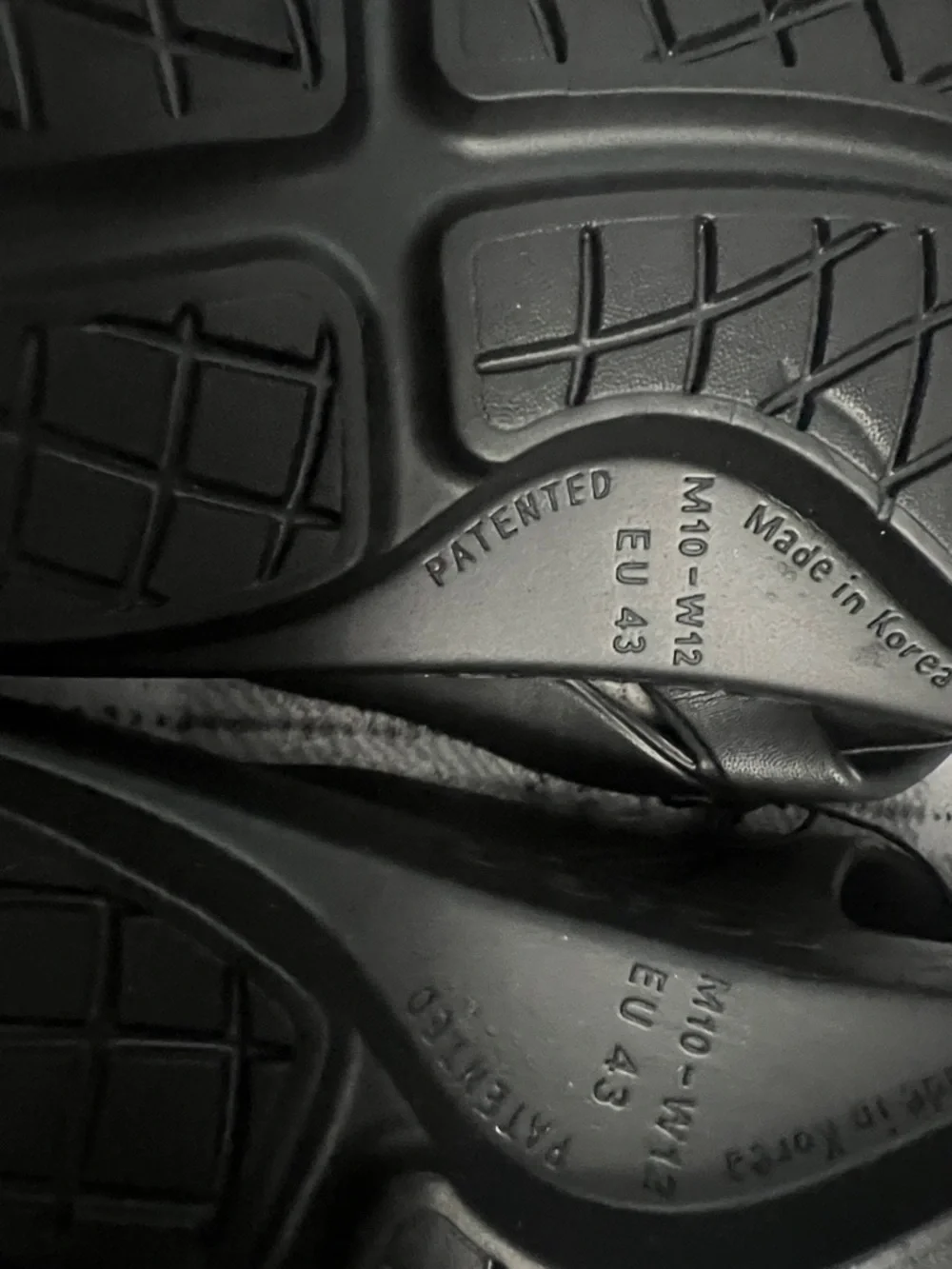 OOFOS Black Men’s Thong Sandals